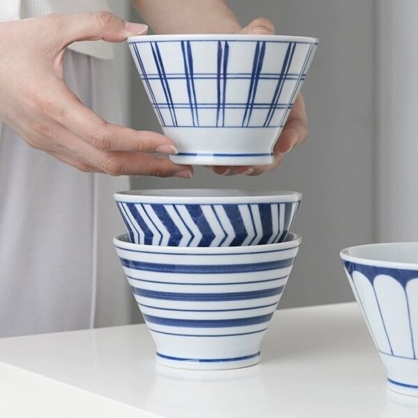 set de 4 bols japonais blancs et bleus empilés